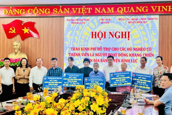 VNPT Hà Nam phối hợp tổ chức chương trình hỗ trợ kinh phí cho hộ nghèo có  thành viên là người có công với cách mạng trên địa bàn huyện Bình Lục