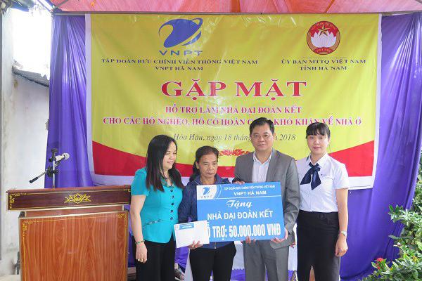 Trao nhà đại đoàn kết cho hộ nghèo